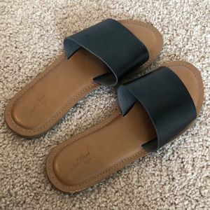 Universal Thread Sandals/ Slides